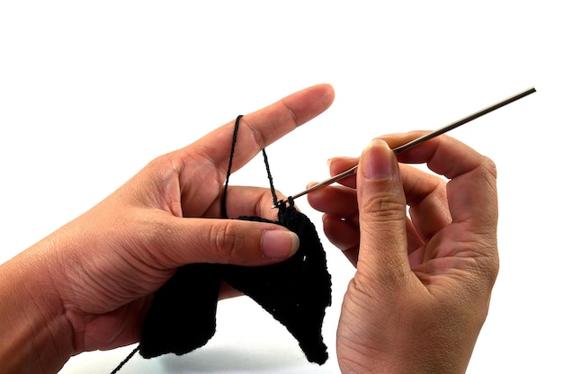 Мастер за работой, вышивка в руках